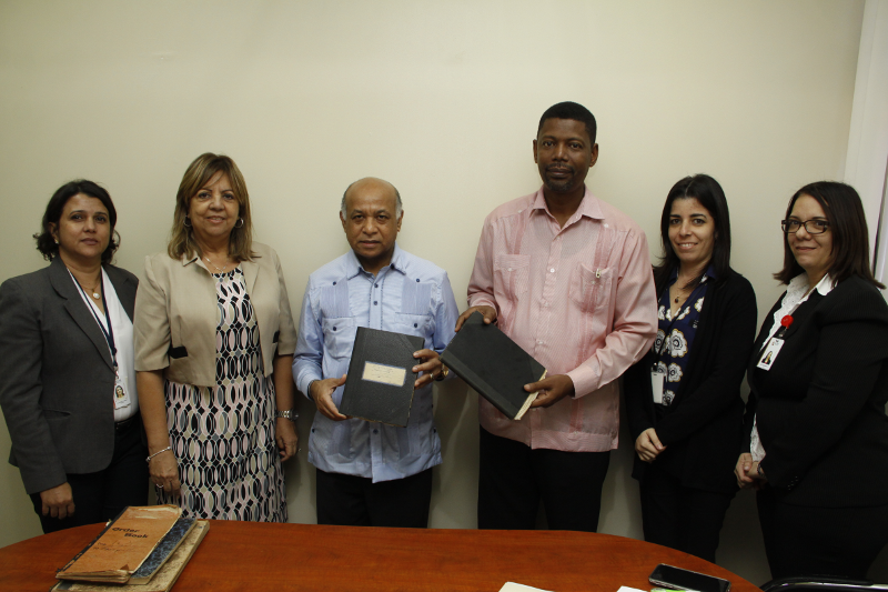 Diplomático Pastor Vázquez  dona al AGN documentación encontrada en Haití