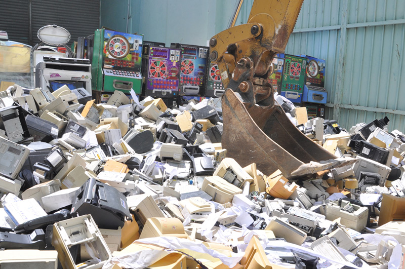  Ministerio de Hacienda destruye máquinas tragamonedas y miles de equipos que operaban ilegalmente