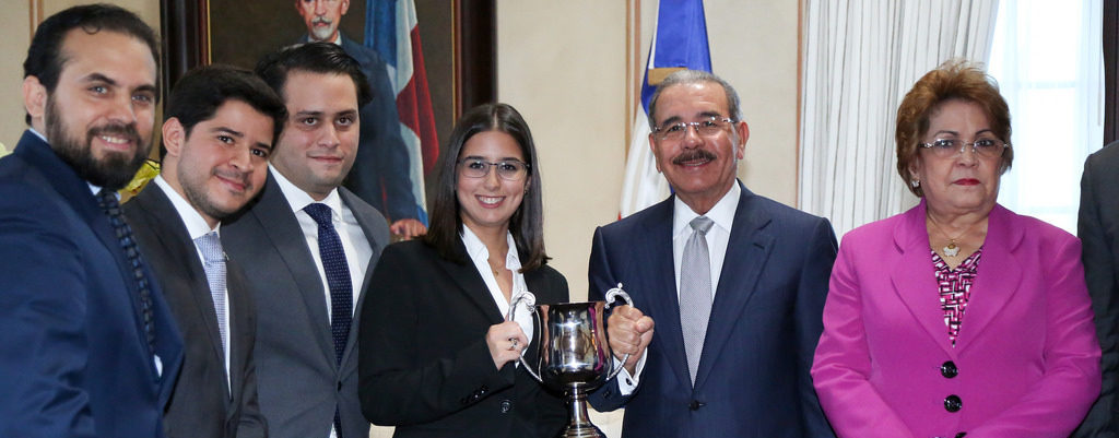 Presidente Danilo Medina recibió hoy la visita de jóvenes meritorios de Barna Management School