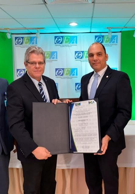  Director de Aduanas entrega triple certificación OEA a MARDOM