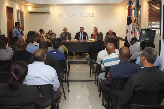  Fiscal y comandante policial de provincia Hermanas Mirabal acuden a Villa Tapia para dar respuesta a la delincuencia