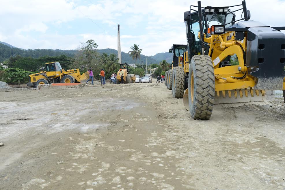  Obras Públicas construye pasos provisionales en comunidades afectadas de Villa Altagracia