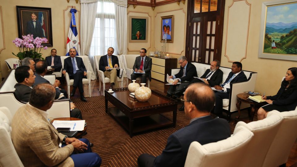  El Presidente Danilo Medina se reúne con instituciones construyen escuelas, agilizarán trabajos
