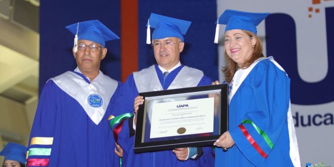  Domínguez Brito recibe doctorado honoris causa por su trabajo como servidor público