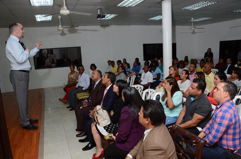 Conferencia financiera de Alenjandro Fernández en Santo Domingo Oeste
