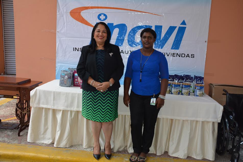  Administradora general INAVI entrega laptop, alimentos y otras ayudas