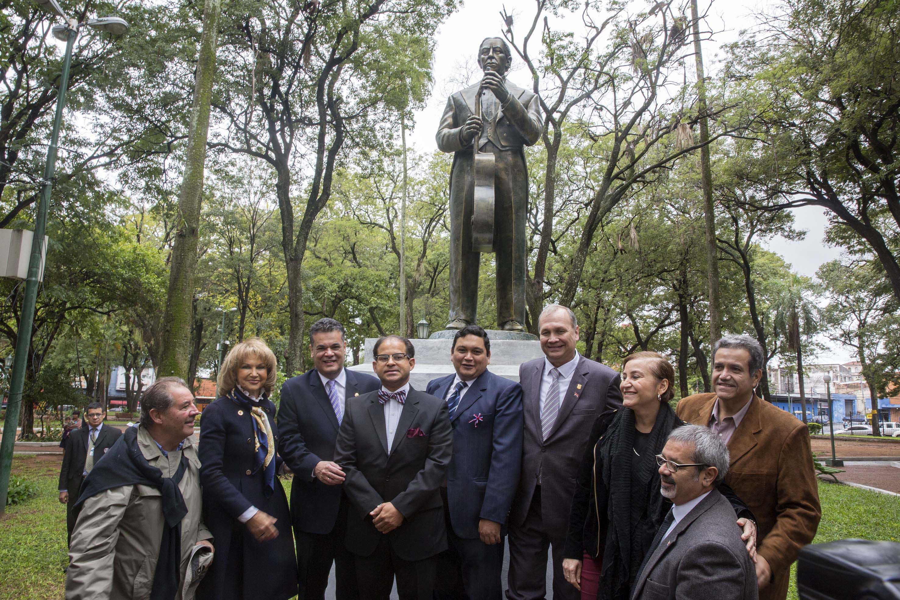 Paraguay develiza estatua Mangoré donada por artista dominicano
