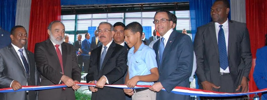  Presidente Danilo Medina entrega liceo de 31 nuevas aulas al sector La Nueva Barquita