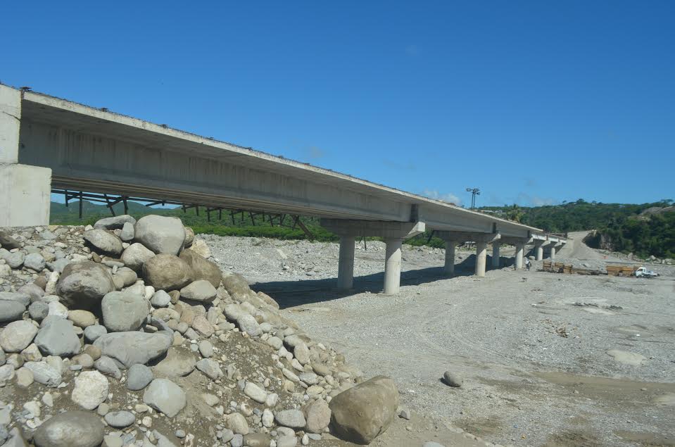  Carretera Padre Las Casas-Bohechío avanza en un 85%; próxima semana Obras Públicas iniciará el asfaltado