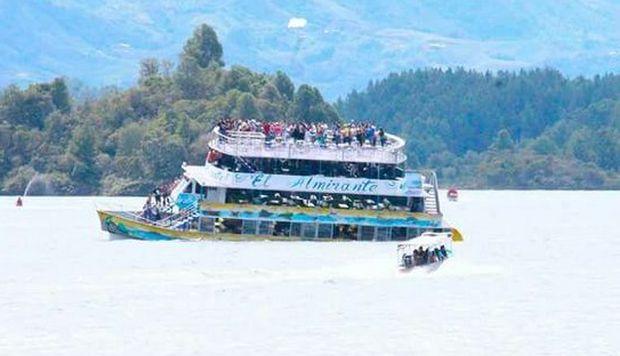  Colombia: Hundimiento de barco con más de 100 turistas provoca 3 muertos y 30 desaparecidos