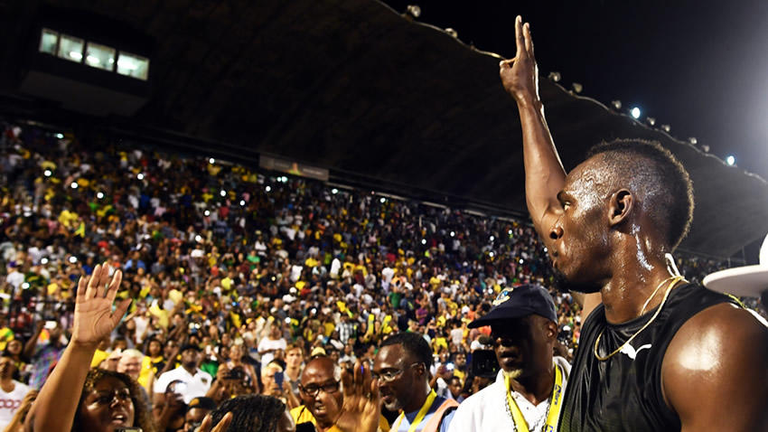  Entre algarabía la leyenda Usain Bolt corrió por última vez en Jamaica
