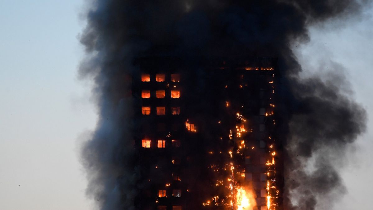  Incendio en edificio de 24 pisos moviliza a 200 bomberos en Londres
