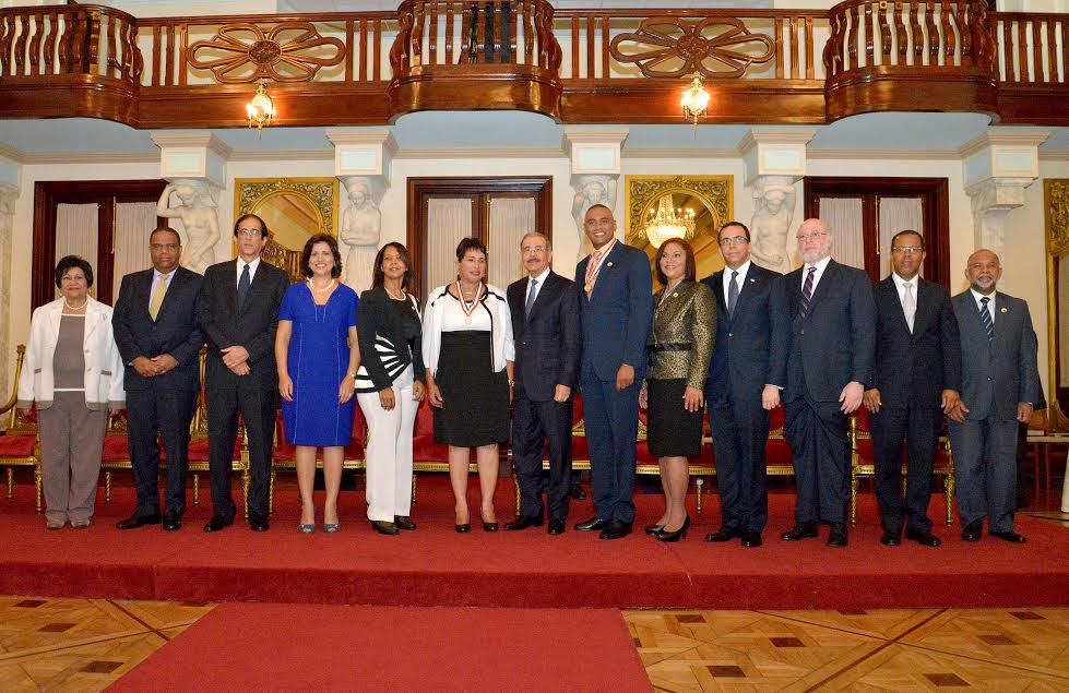  Presidente Danilo Medina entrega medalla al mérito magisterial en el día nacional del maestro