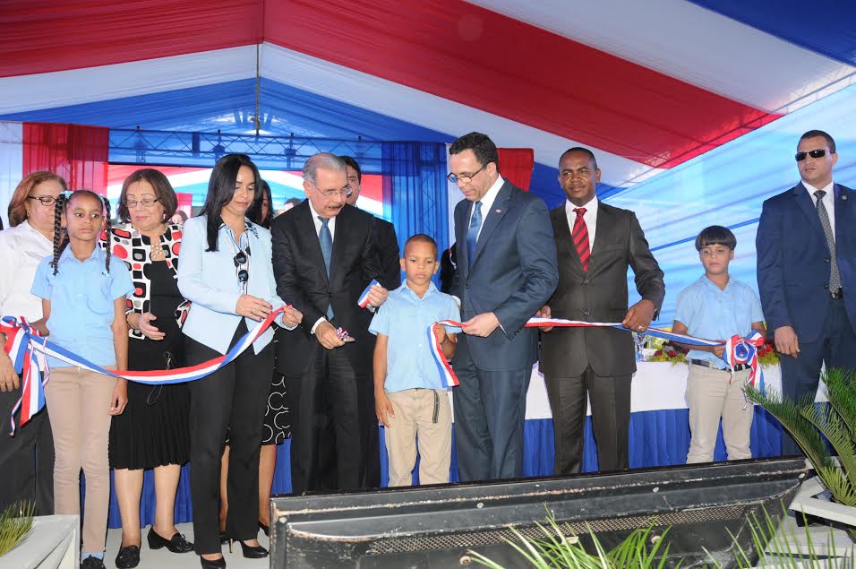  Presidente Danilo Medina entrega un centro educativo en Baní, en beneficio de 735 estudiantes