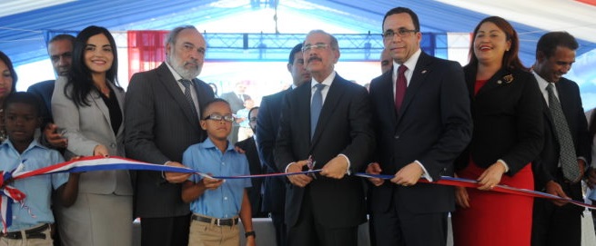  Presidente Medina entrega una nueva escuela y una estancia infantil en la provincia de la Romana