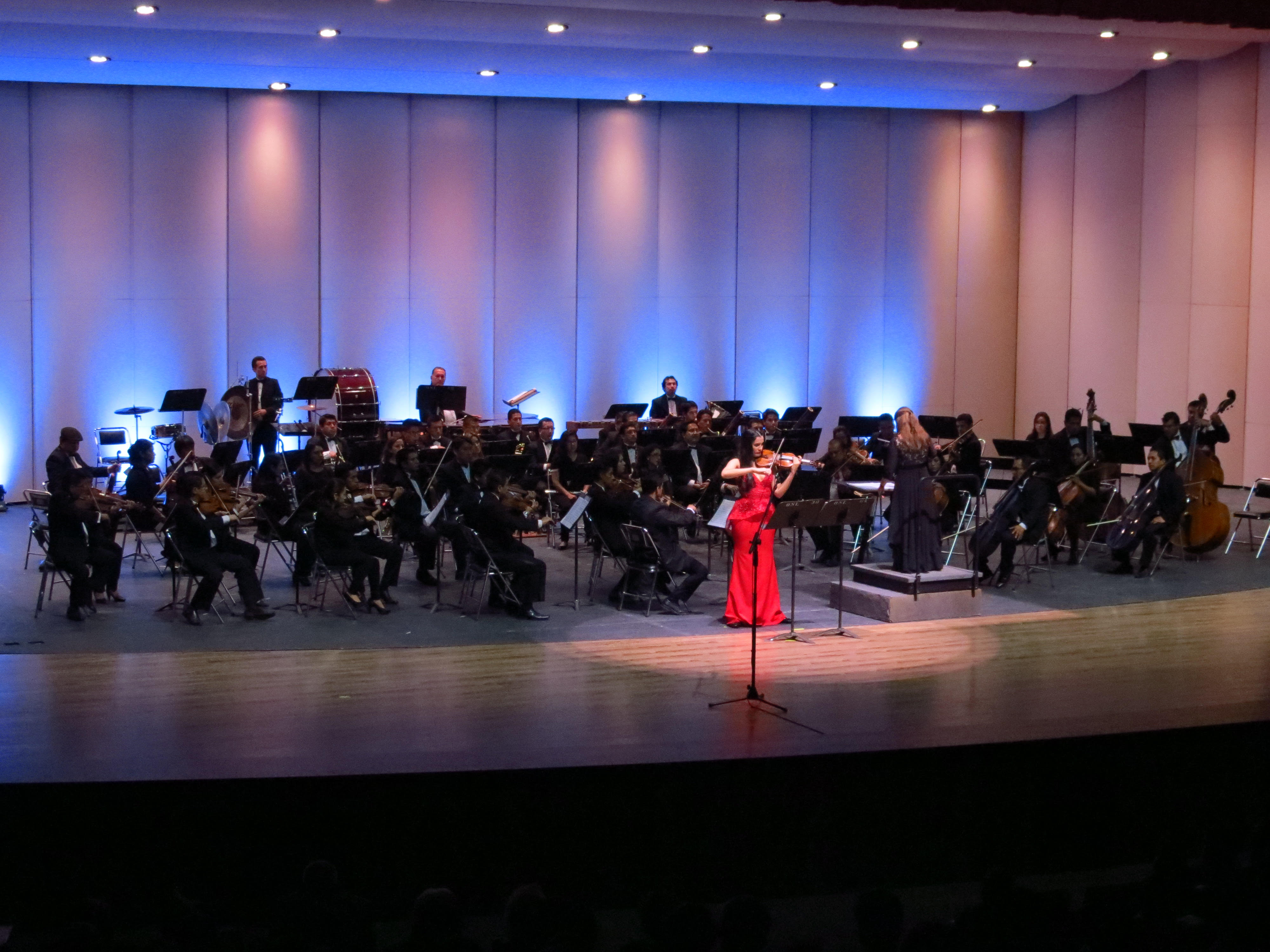  Aisha: Violinista dominicana sublime en cinco conciertos en Ecuador