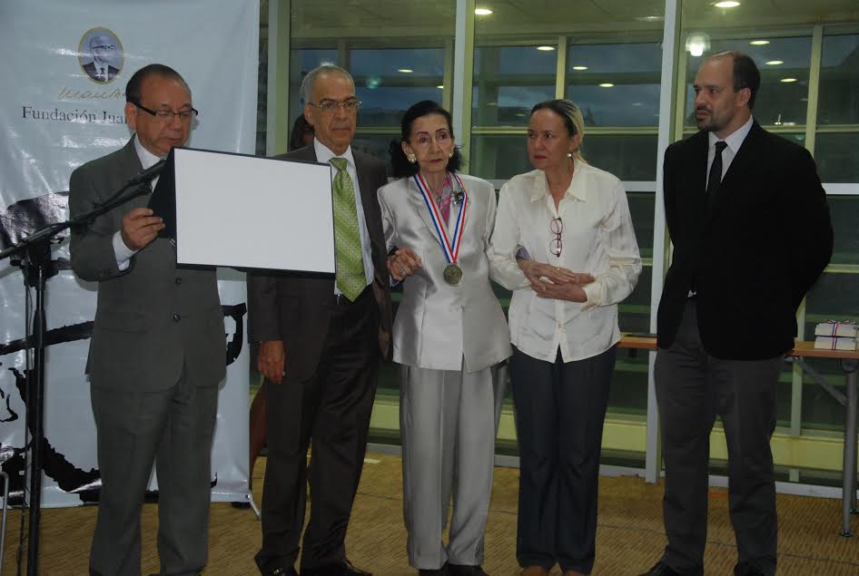  Fundación Juan Bosch entrega por tercera vez la Medalla Natalicio de Juan Bosch “A la Patria se le sirve” y pone a circular libro «Bosch, Cuba y Fidel»