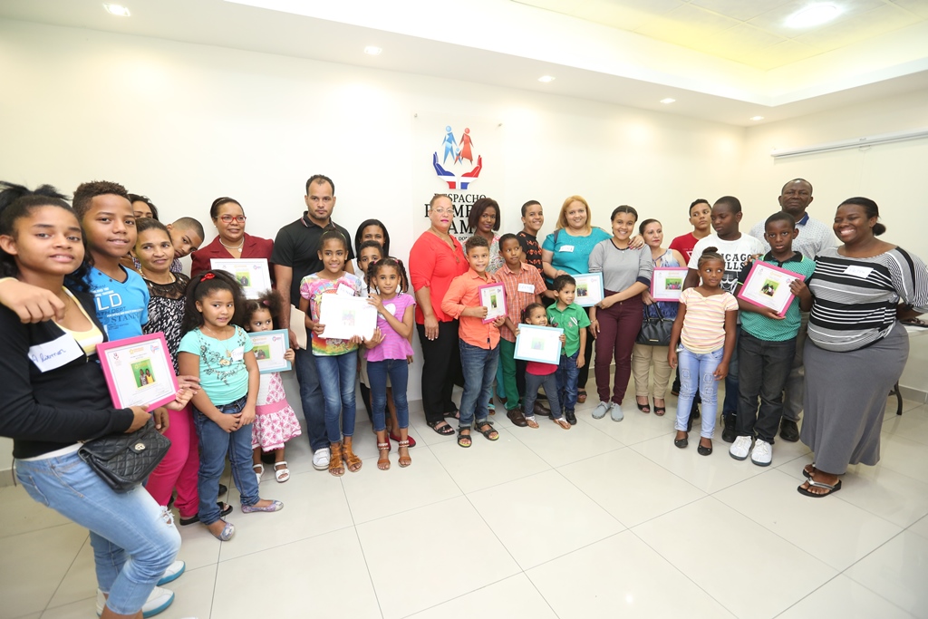  Centro de Atención Familias Inteligentes del Despacho Primera Dama ha beneficiado a 3,000 personas con talleres psico-educativos