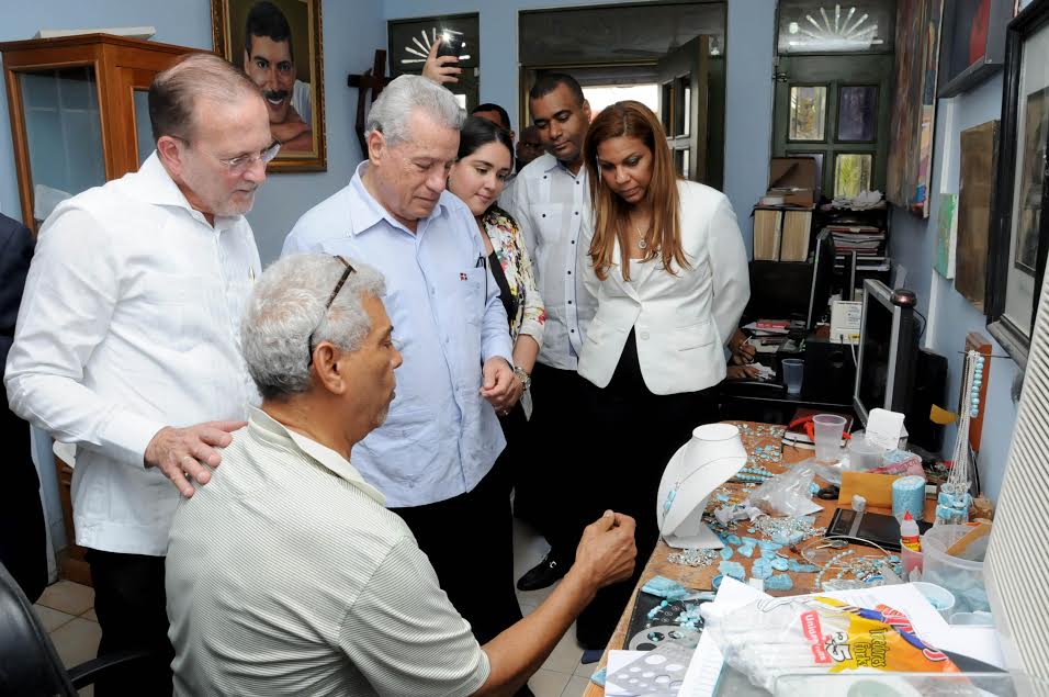  Ministro Toca Simó visita artesanos y vendedores de piezas de artesanía en Puerto Plata