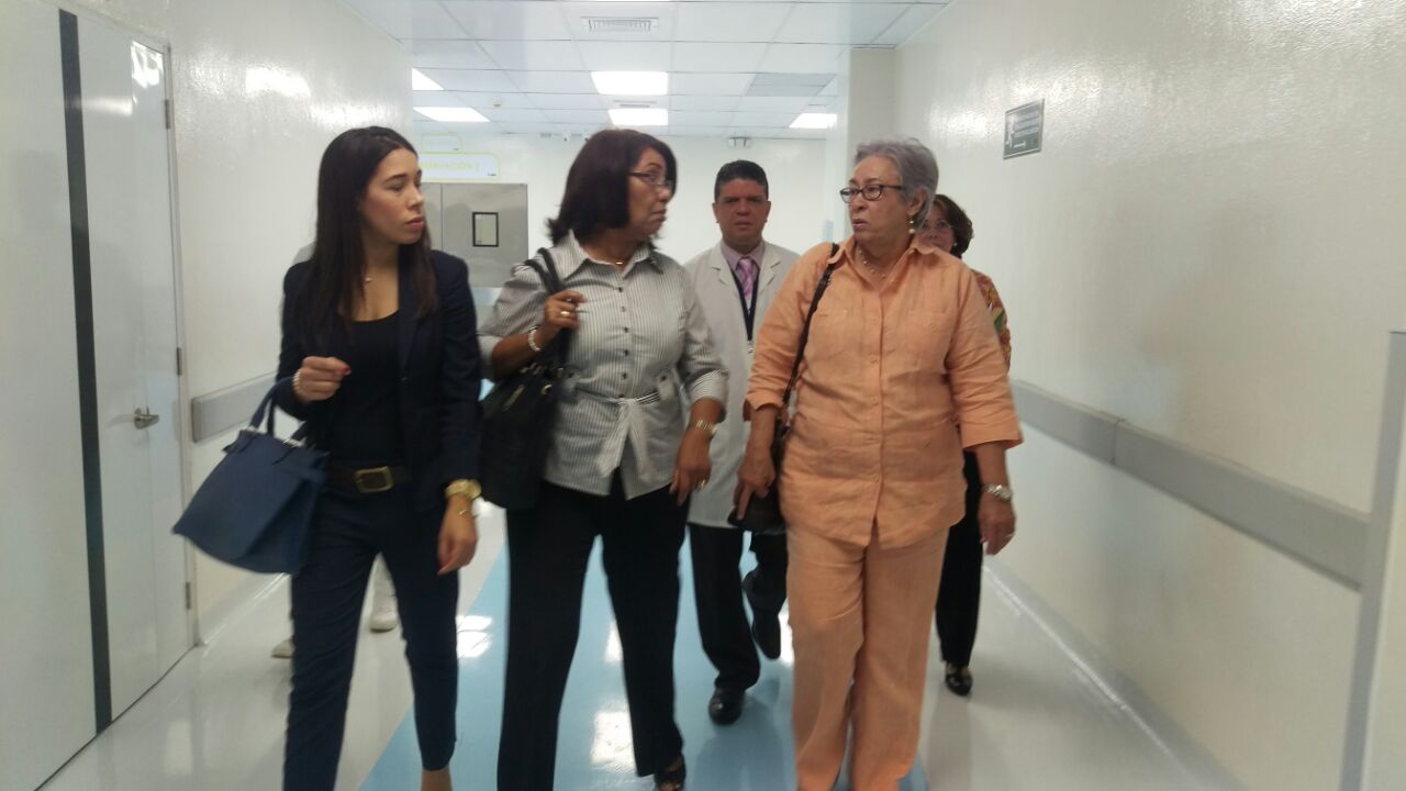  Ministra de Salud se molesta al no encontrar obreros trabajando en obra remodelación hospital Cabral y Báez