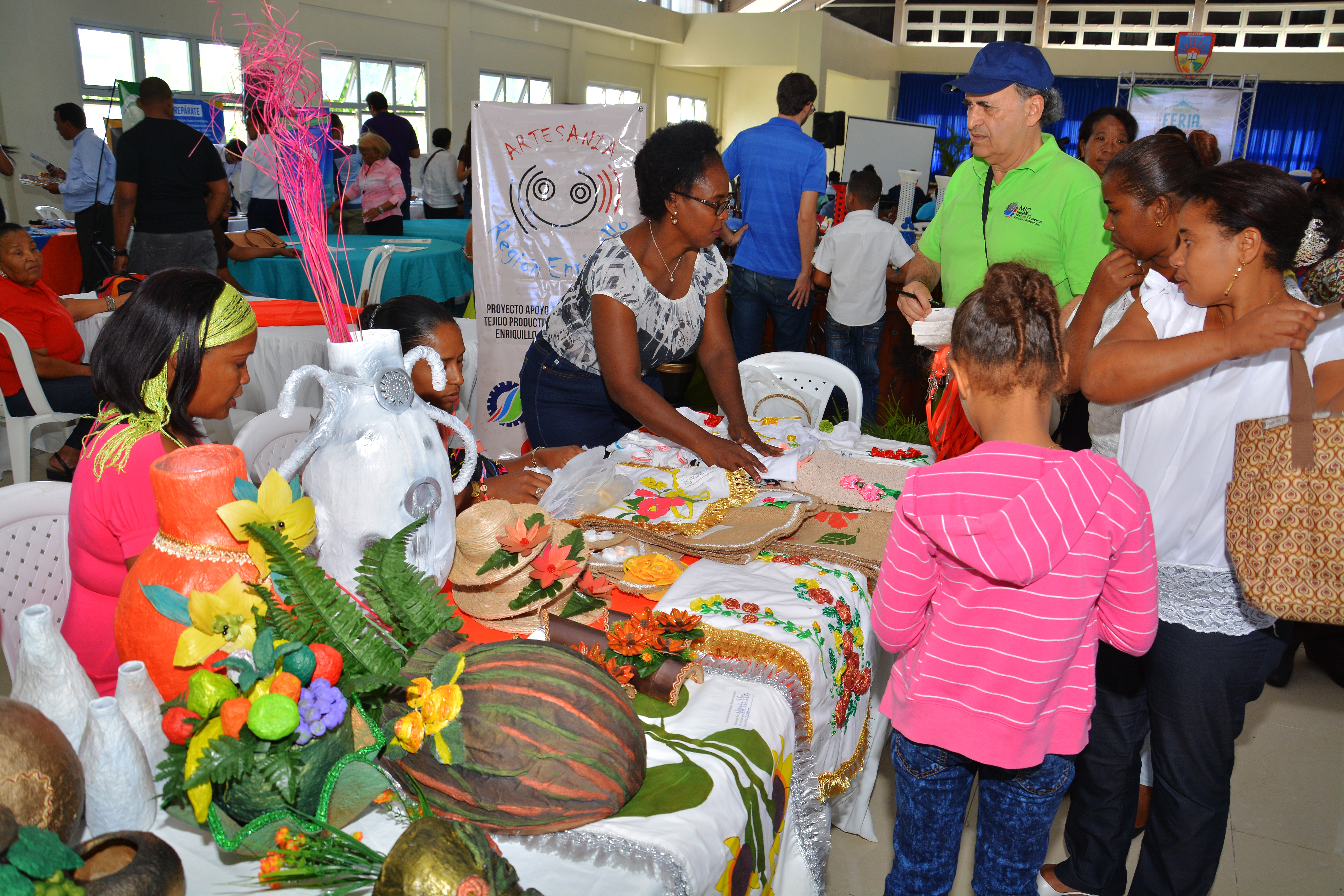  MICM apoya primera Feria de Emprendimiento Social en  Barahona con la participación  de artesanos de la región