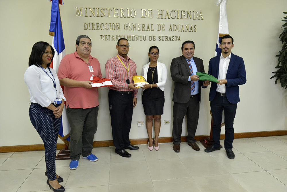  Aduanas entrega donativo de Poloshirts a Programas Sociales de Hogares Crea y Muchachos y Muchachas con Don Bosco