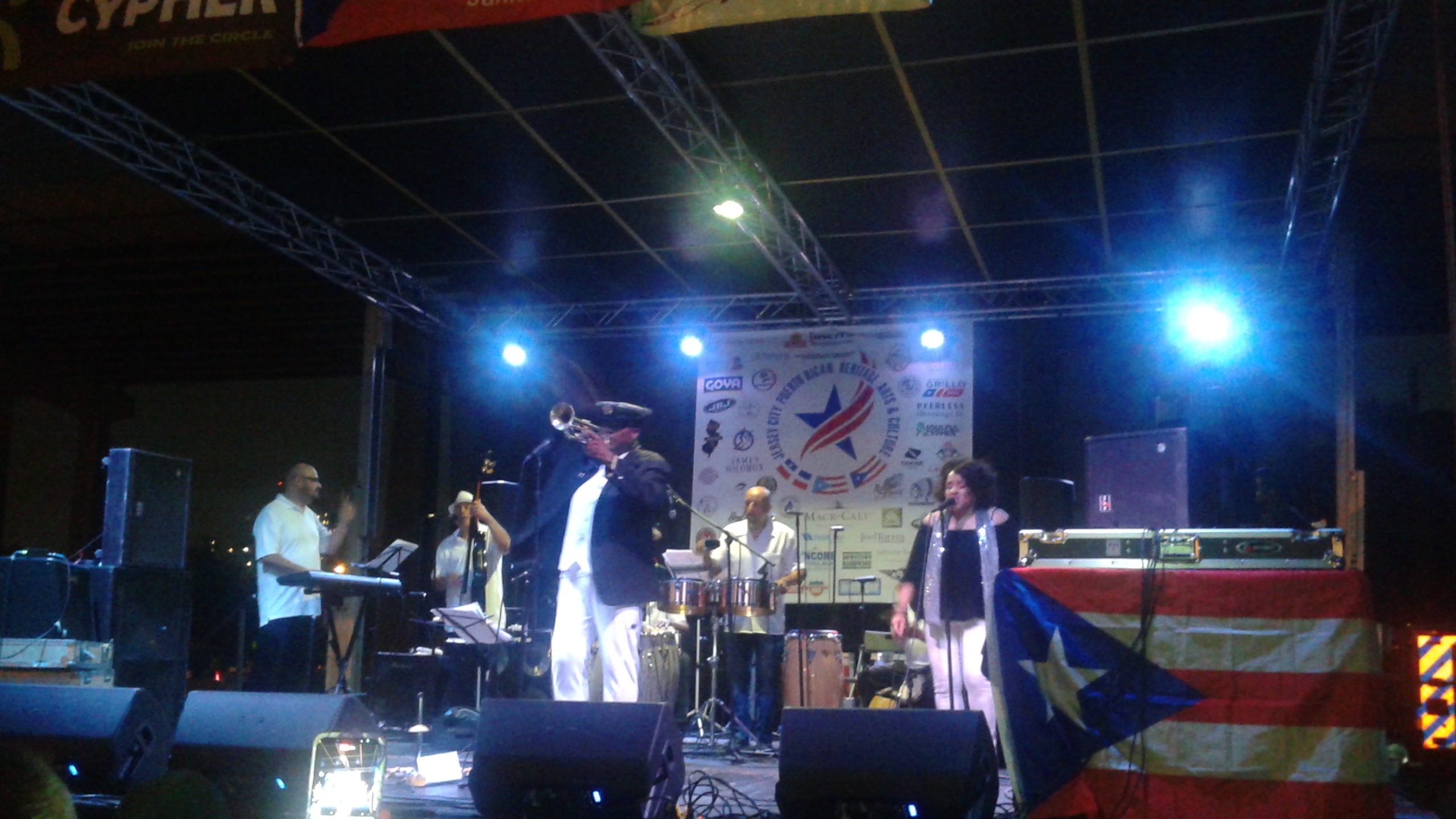  Hispanos bailan y cantan a ritmo de orquesta La Renta en el festival puertorriqueño de Jersey City