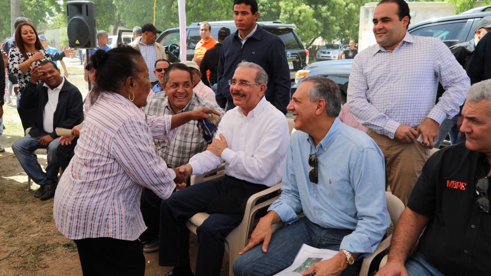 A Cristóbal, en Independencia, el Presidente Danilo Medina llevó hoy el inicio de una mejor vida para su gente
