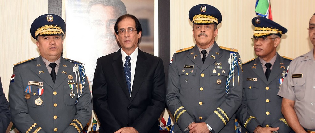  Gustavo Montalvo posesiona al nuevo Director General de la Policía Nacional