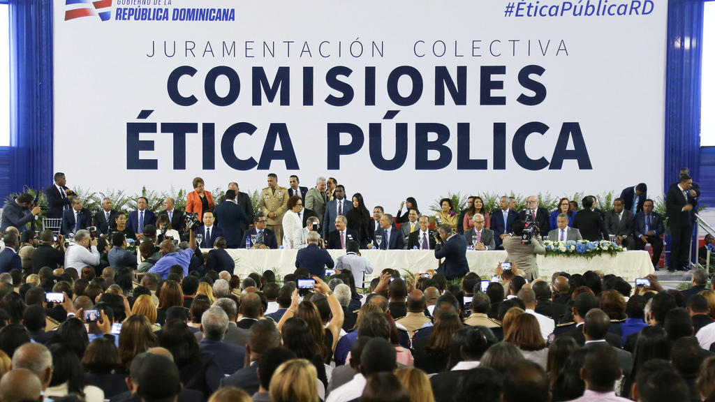  Más control y transparencia: Presidente Danilo Medina juramenta a 206 Comisiones de Ética Pública