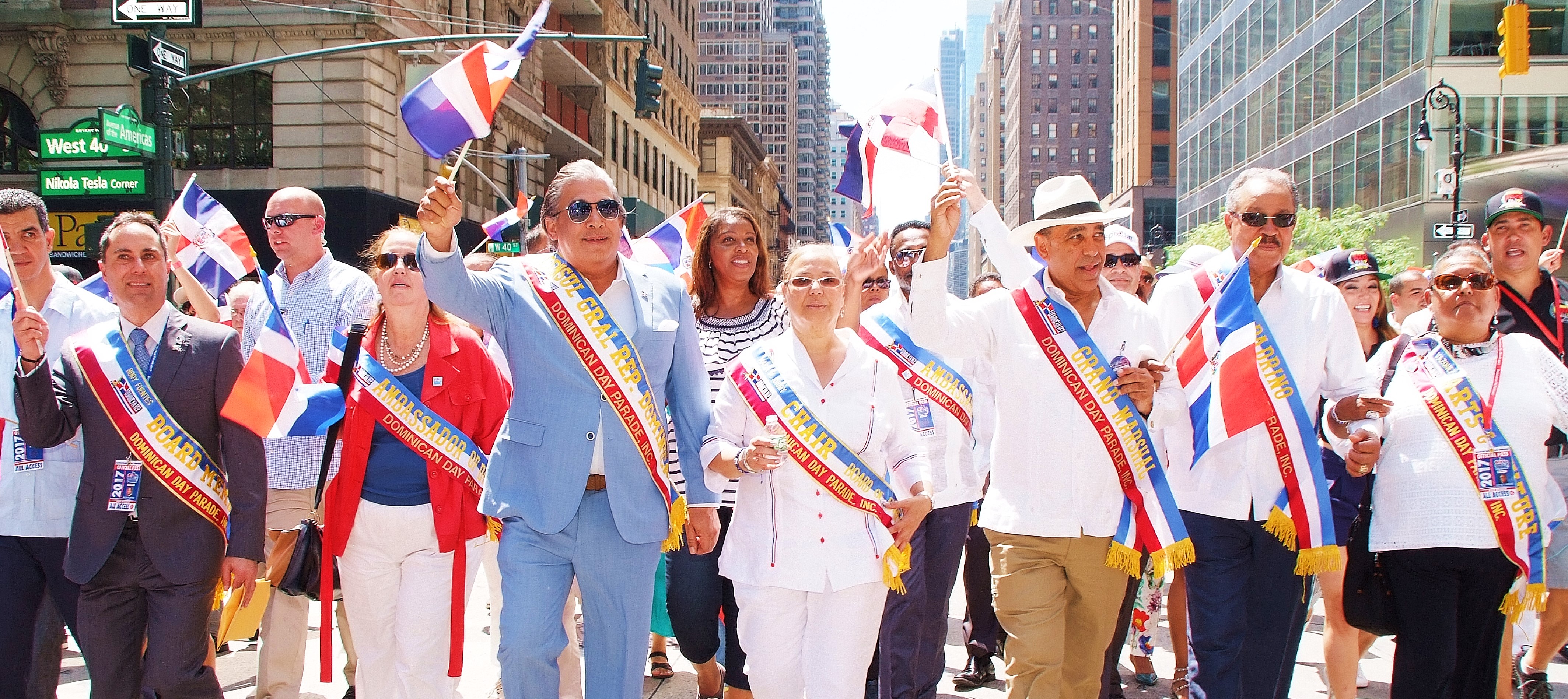  Cónsul Castillo resalta el fervor patriótico de sus connacionales al mostrar sus tradiciones y valores culturales en Desfile Dominicano en NY