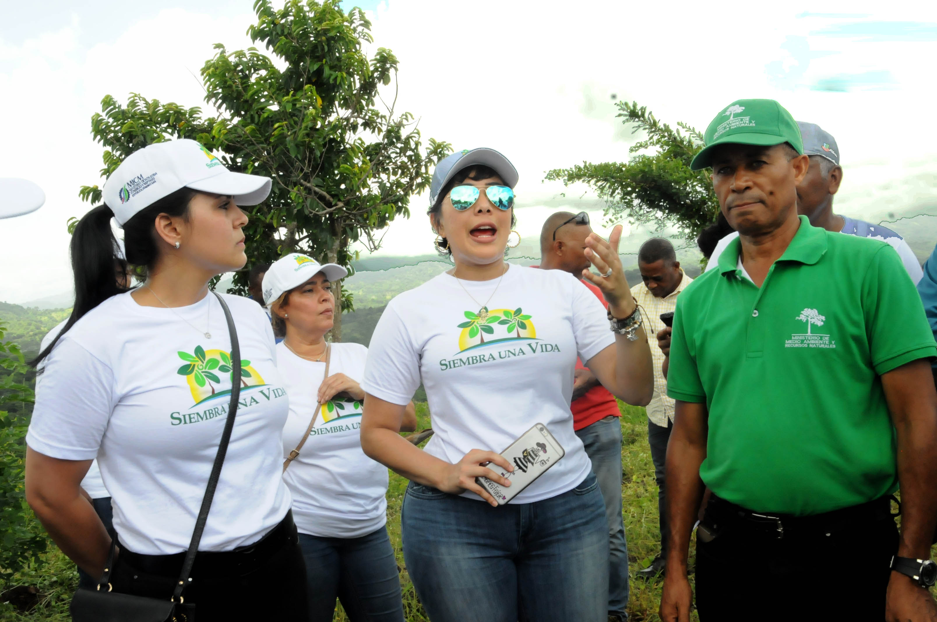  Empleados del Ministerio de Industria y Comercio siembran plantas caoba criolla en jornada de reforestación