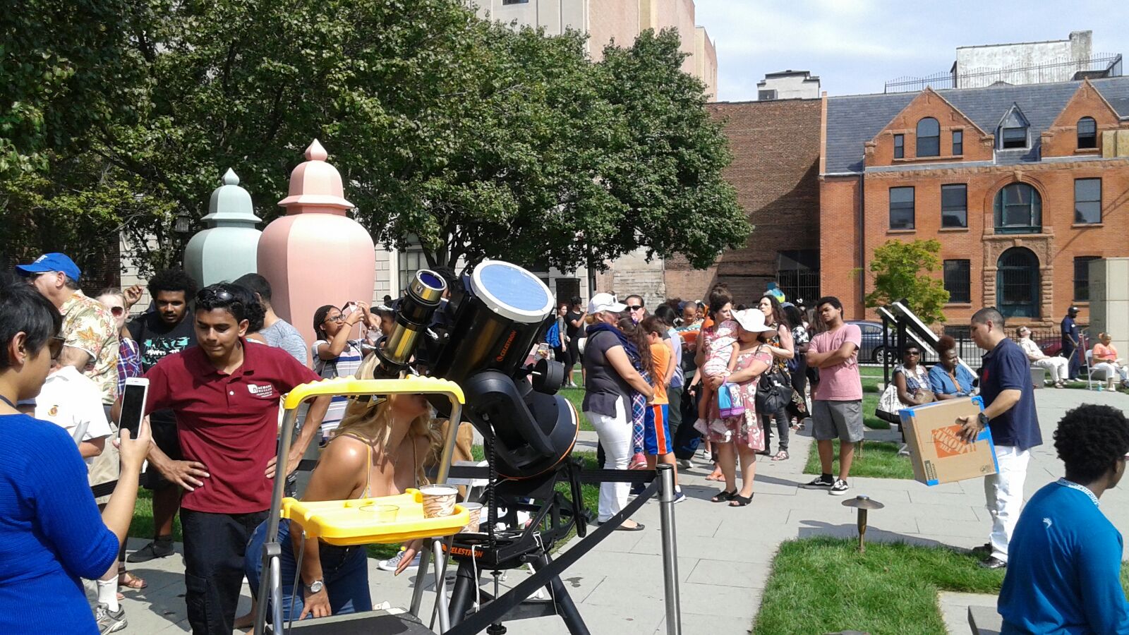  Hispanos observan eclipse solar en Newark, Nueva Jersey