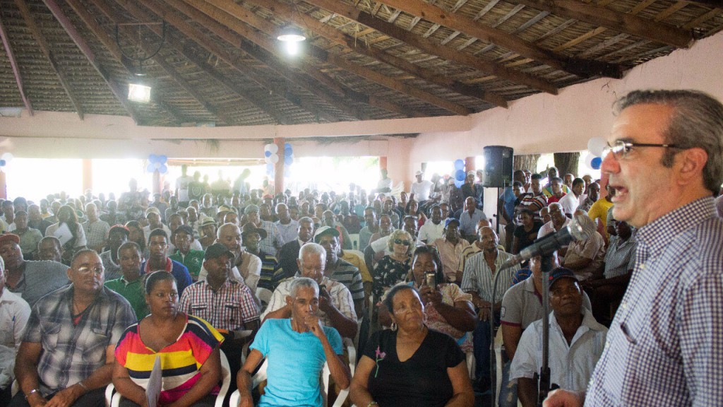  Abinader recibe amplio apoyo en promoción de inscripciones y juramentaciones en Barahona