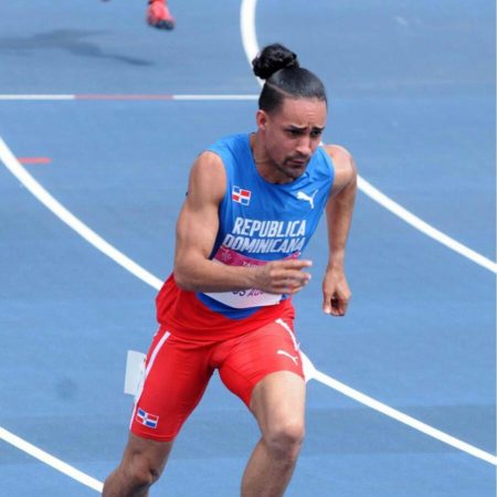  Un aguerrido Luguelín Santos gana medalla de oro en China al correr como un rayo
