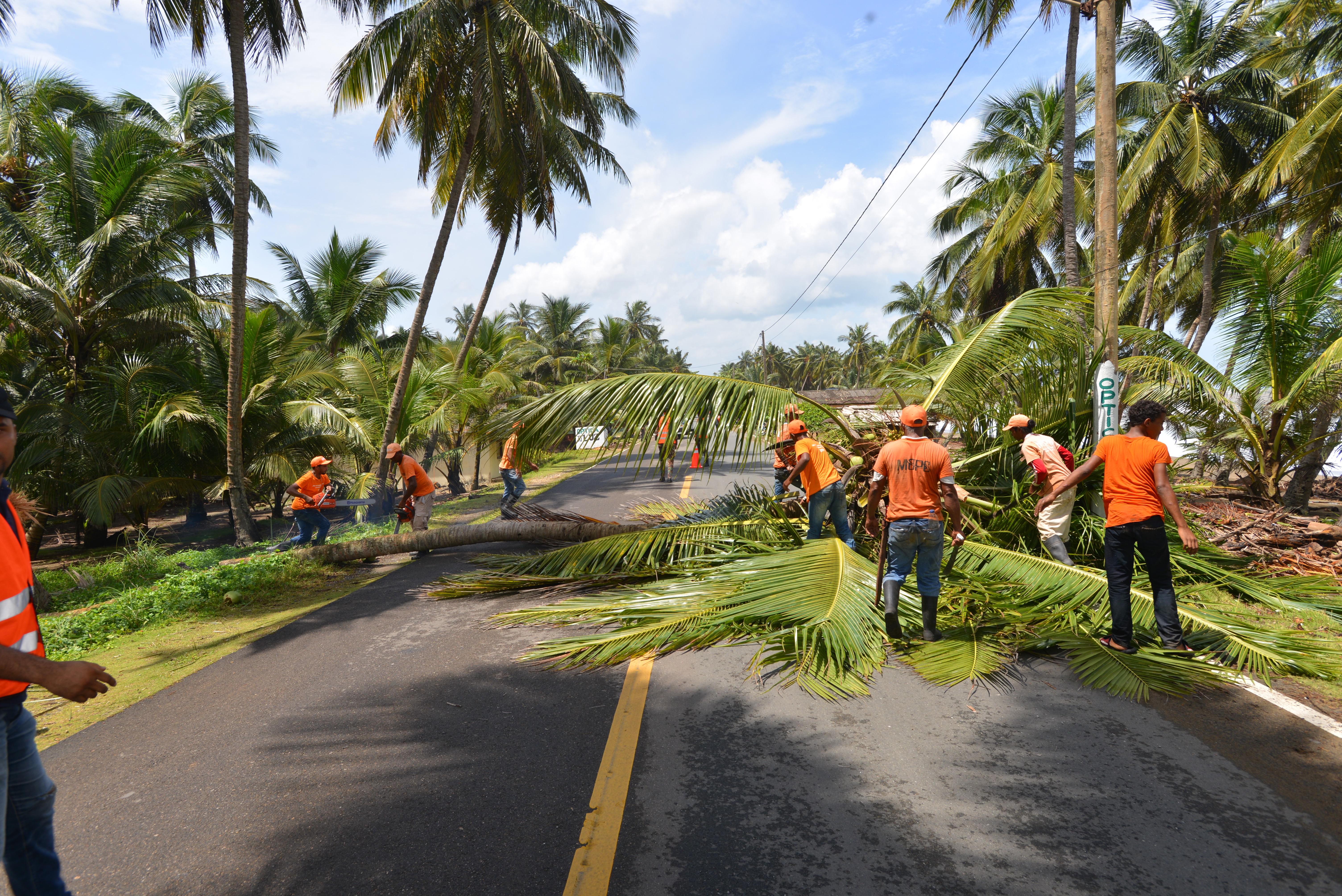  Brigadas de Obras Públicas intervienen zonas afectadas por Irma