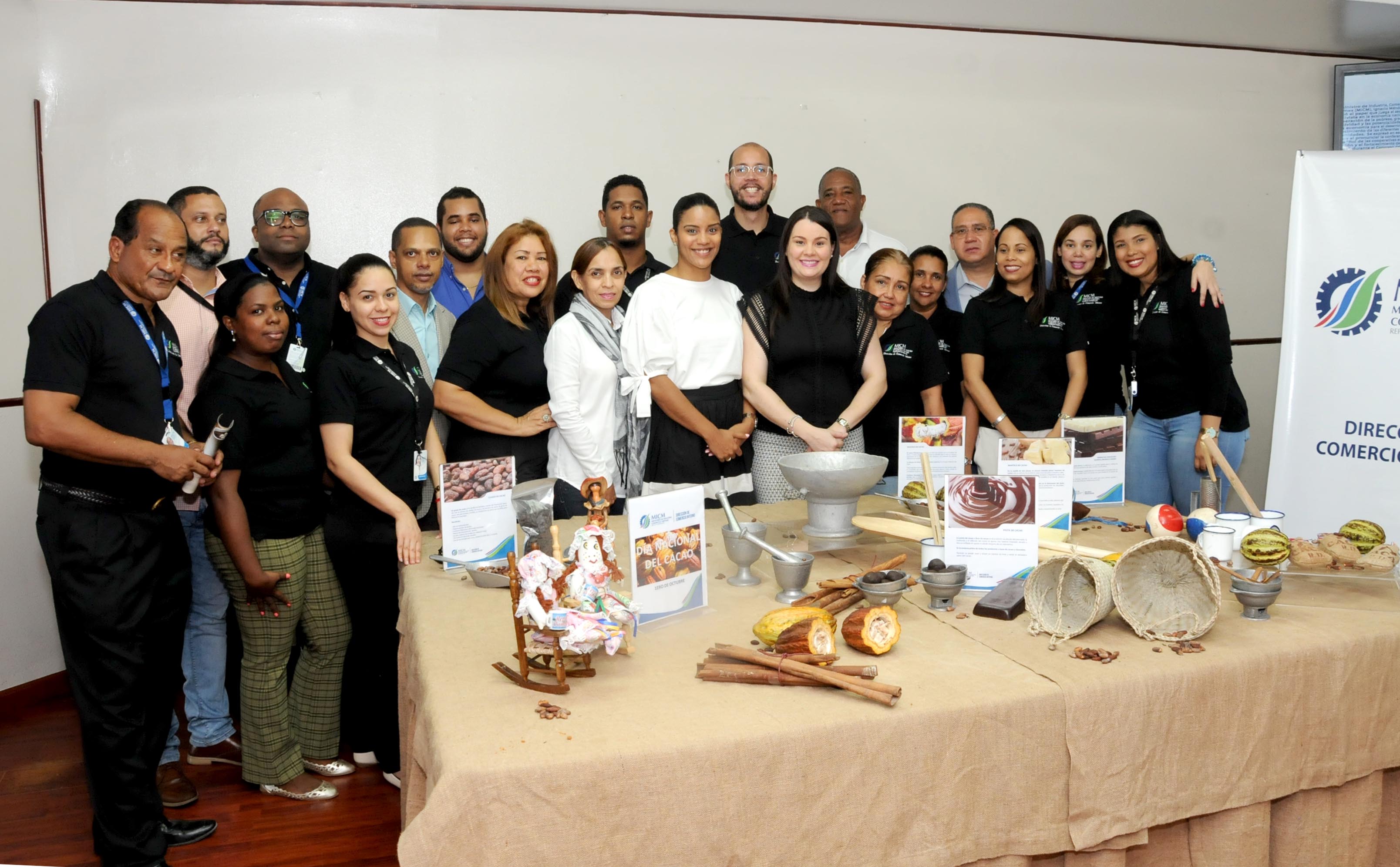  MICM ofrece brindis a sus empleados con motivo al Día Nacional del Cacao