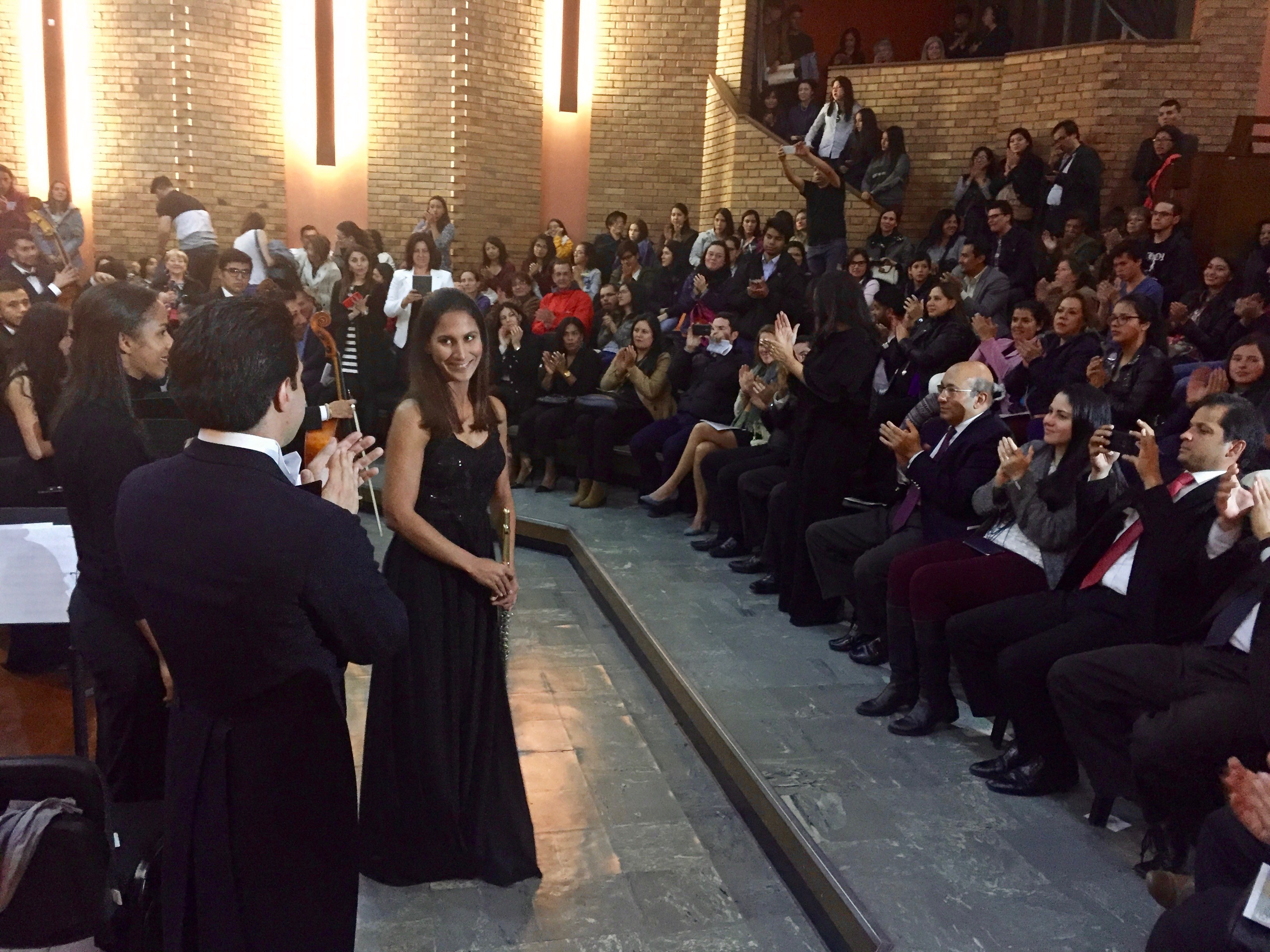  Flautista dominicana  Evelyn Peña Comas se presenta con la Camerata Filarmónica de Bogotá
