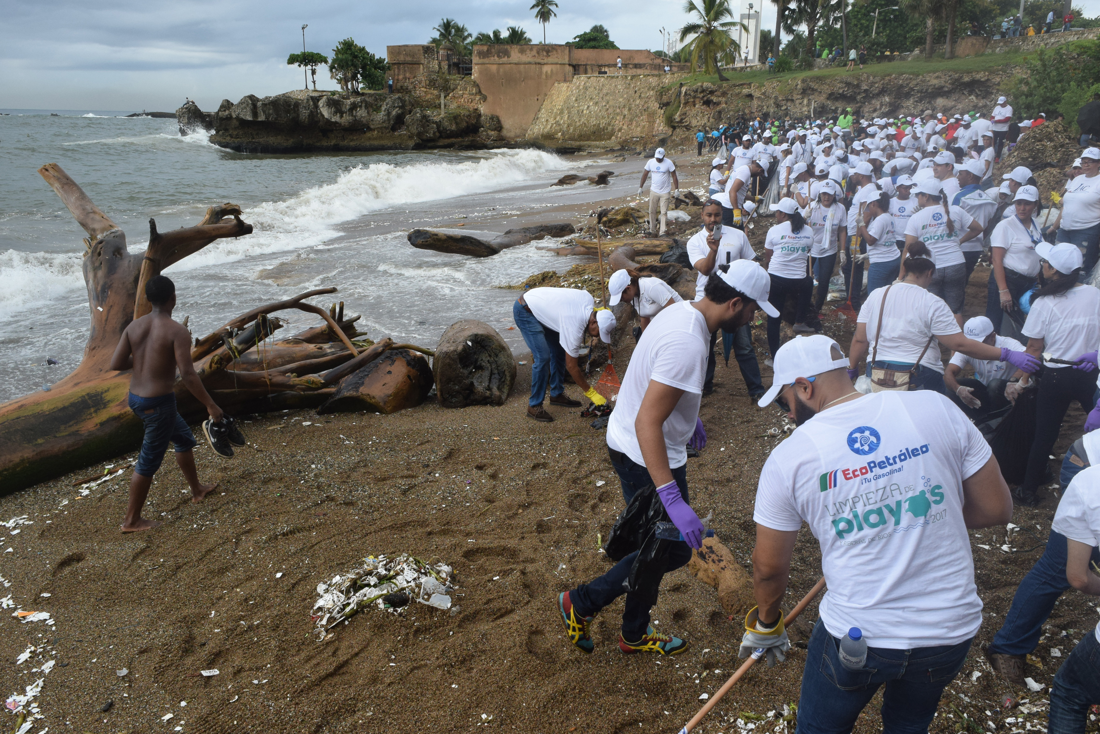  EcoPetróleo Dominicana colabora en prevención de la contaminación  de mares y protección del medio ambiente con jornada de limpieza