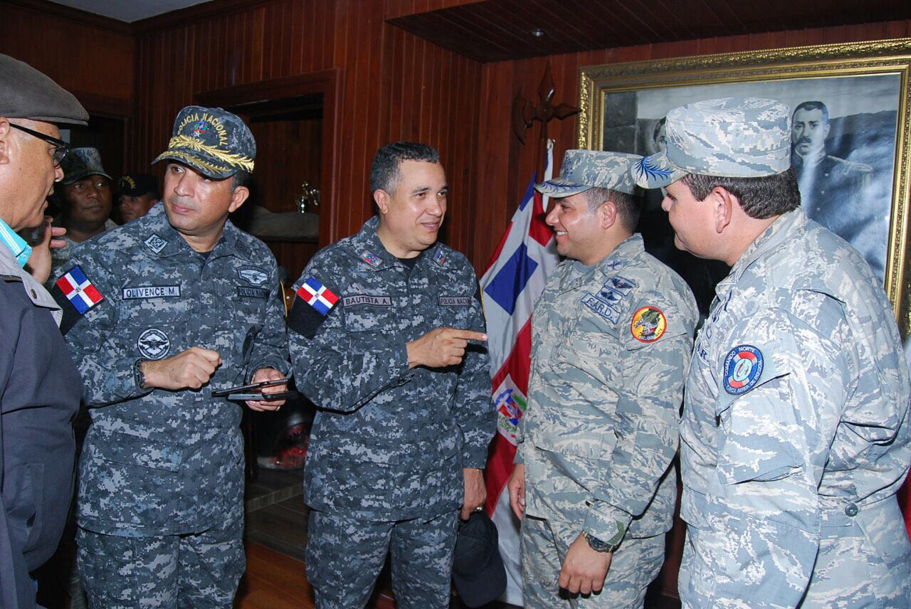  Ministro de Defensa, acompañado por el Director de la Policía Nacional y la Directora Plan Social de la Presidencia visitan Base Aérea Puerto Plata
