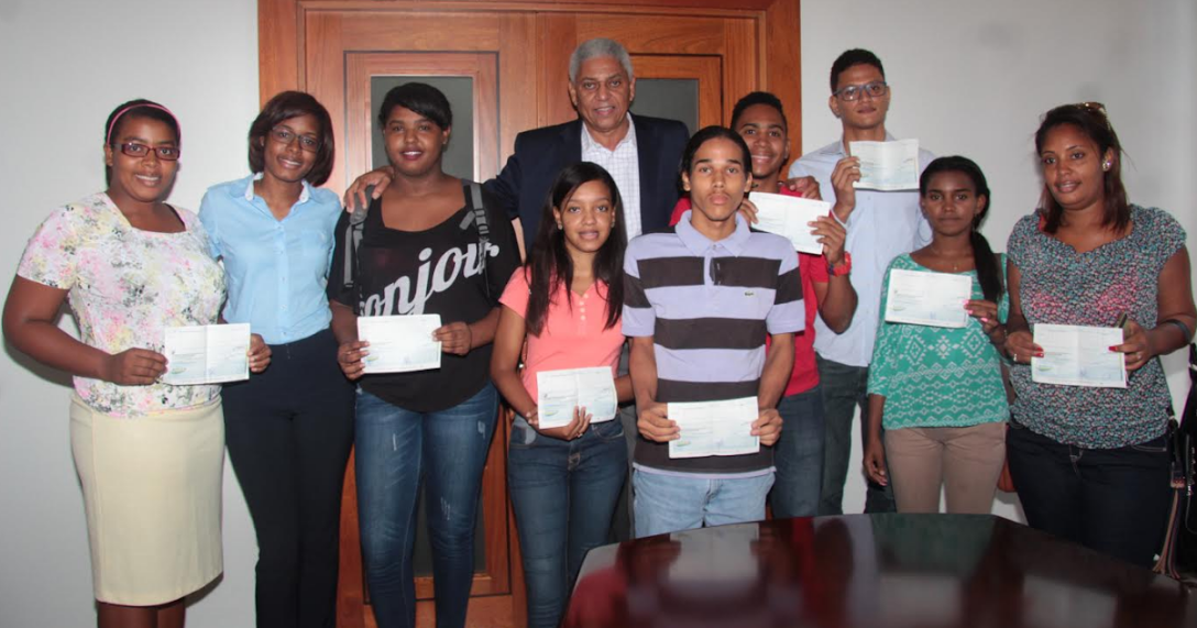  Alcalde Nelson Guillén entrega cheques a estudiantes becados por el cabildo de San Cristóbal