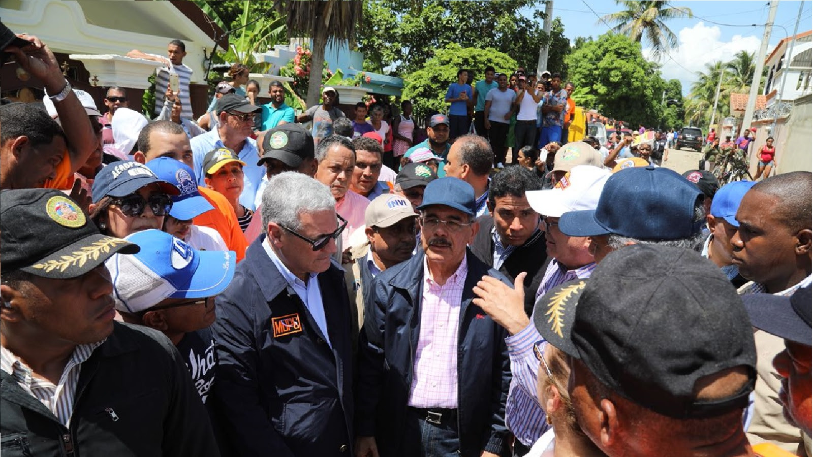 Presidente Danilo Medina recorre zonas afectadas de Montecristi y Duarte. Garantiza solución definitiva a comunidades