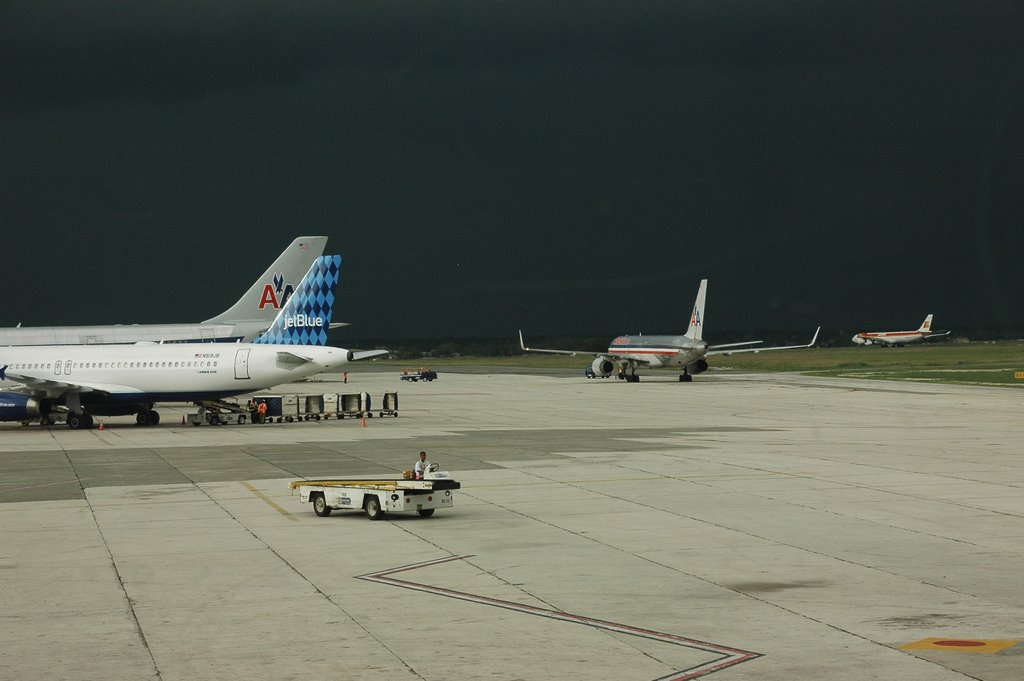  Aerodom reporta cantidad de vuelos cancelados en varios aeropuertos por huracán María