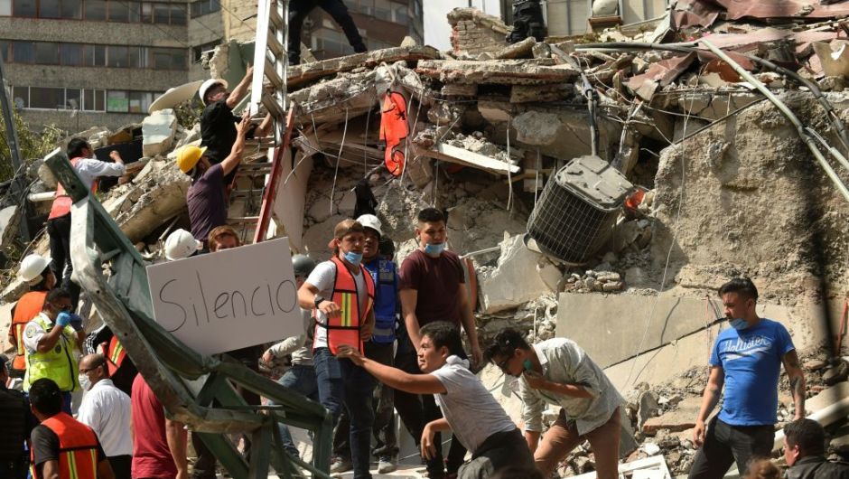  Justo 32 años después, México sufre otro histórico terremoto en medio de dramático desconcierto y caos