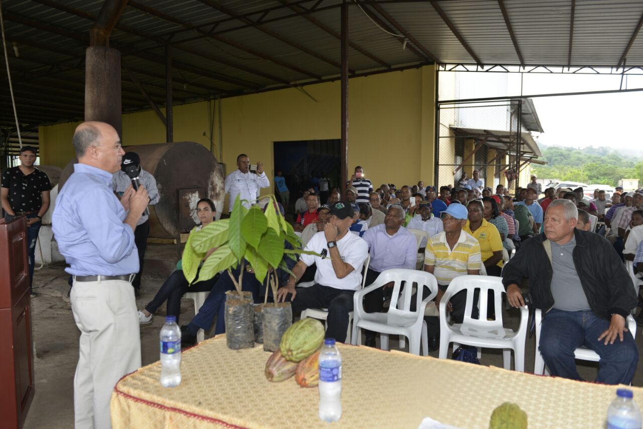  Ministro de Medio Ambiente exhorta a productores de cacao de Monte Plata a cuidar bosques como garantía de agua