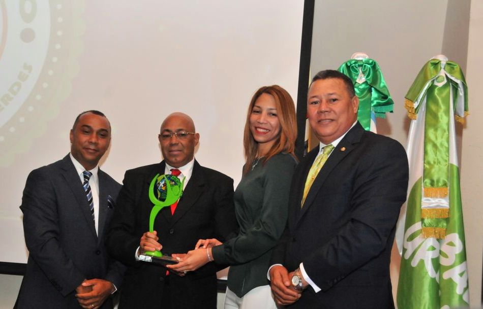  Lic. Yanio Concepción recibe reconocimiento ciudadano verde 2017