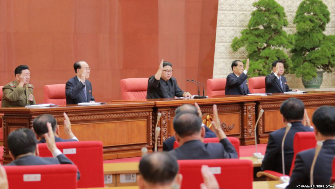  Kim Jong Un elogia programa nuclear y promueve a su hermana