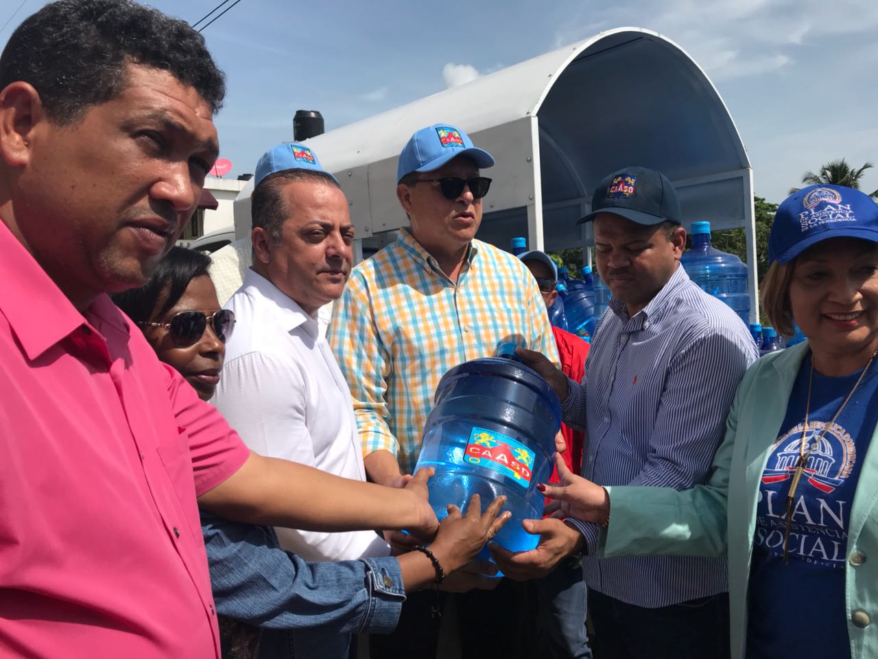  CAASD suple agua en Botellones a unidades de comedores económicos en pueblos del Este