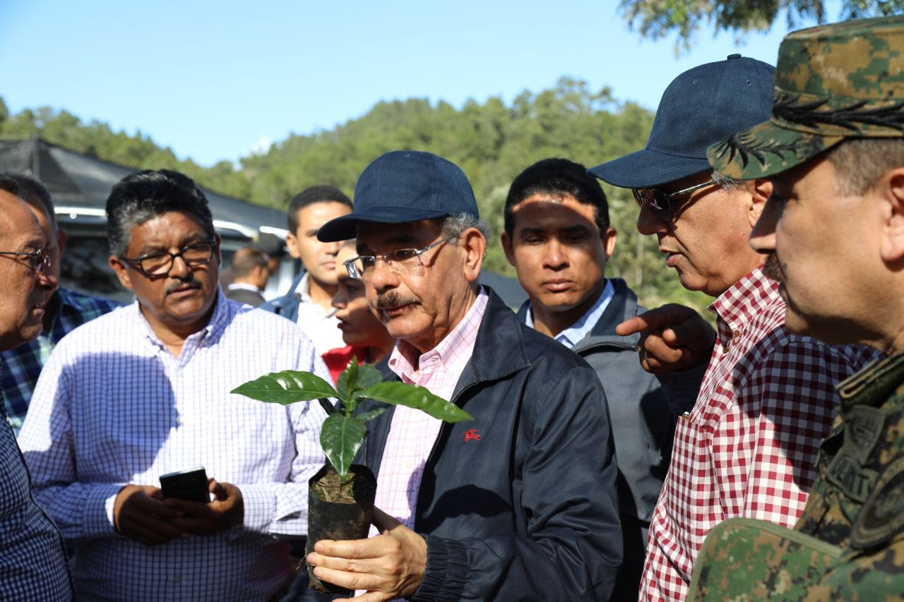  Presidente Danilo Medina supervisa proyectos desarrollo agroforestal