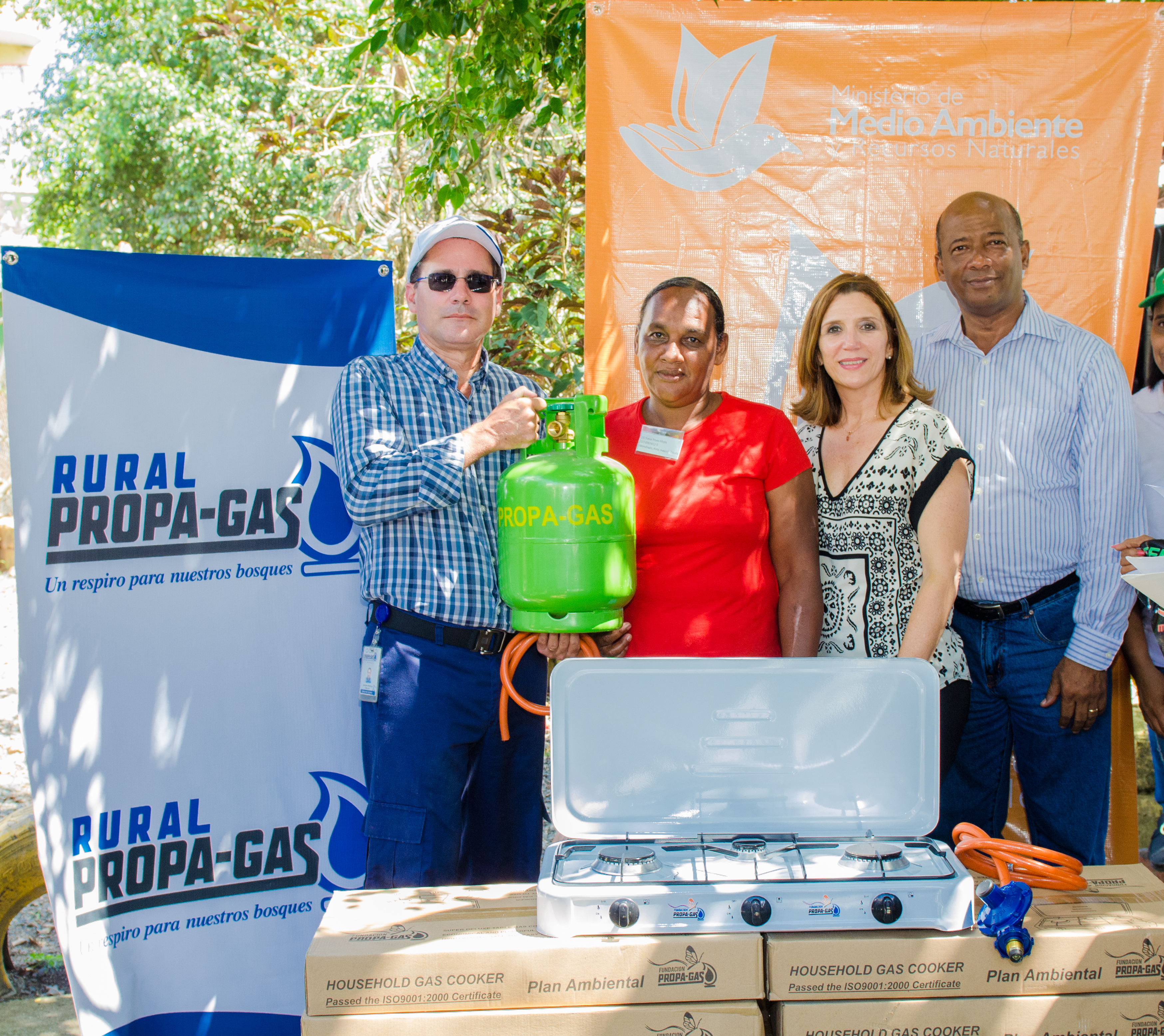  Entrega donativo Gas Rural Propagas a damnificados en Hato Mayor